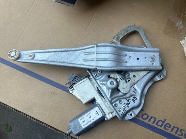 Механизм стеклоподъемника двери задней, левой 6984005100 TOYOTA