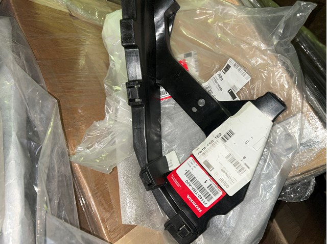 Кронштейн бампера переднего, правый 71140TBAA00 HONDA