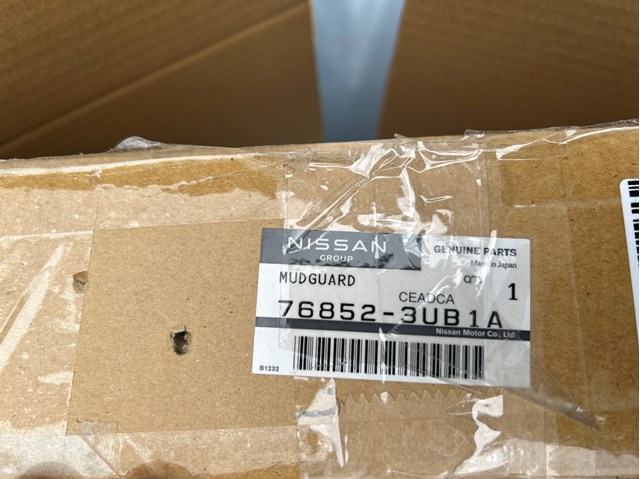 Расширитель передней арки колеса, правый 768523UB1A NISSAN
