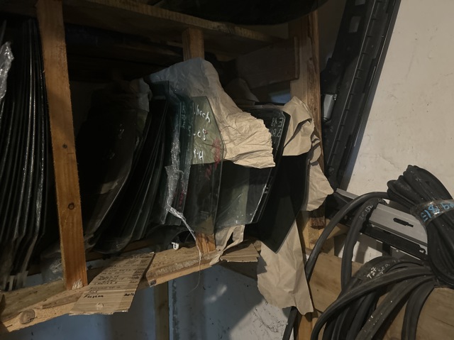 Стекло заднее правое 82300JD000 NISSAN