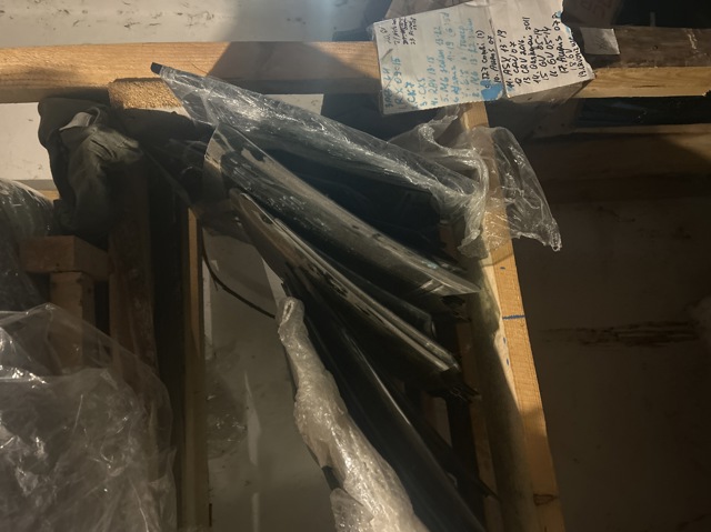 Стекло задней двери, левой 823014CA0B NISSAN