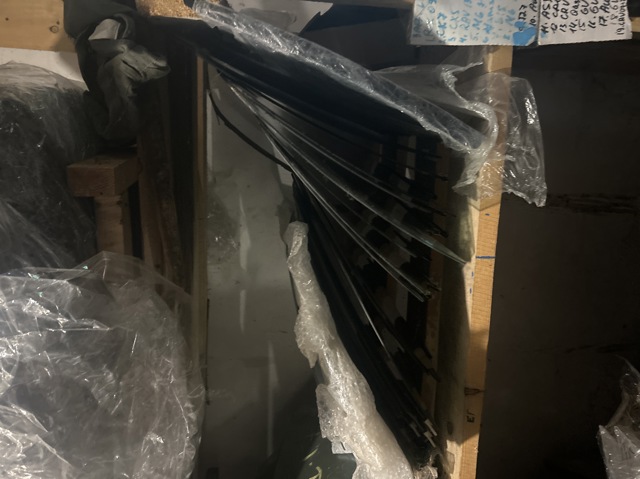 Стекло-форточка двери, задней, левой 82301JD000 NISSAN
