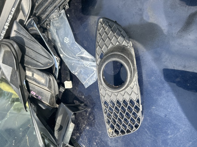 Решетка противотуманных фар левая 8321A089 MITSUBISHI