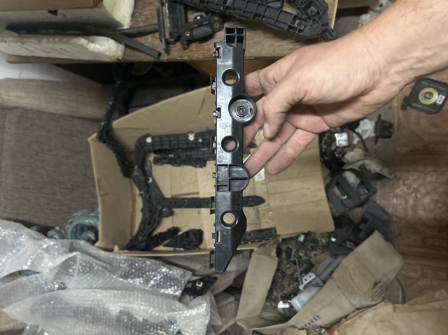 Левый кронштейн крепления бампера заднего 852214GA0A NISSAN
