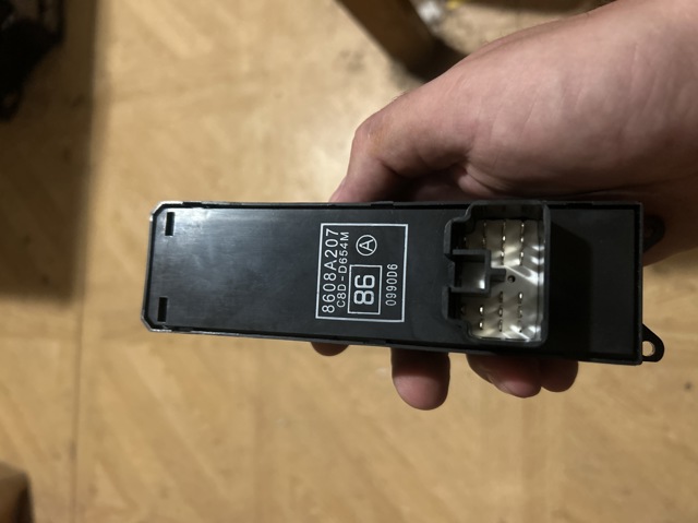 8608A207 MITSUBISHI Кнопочный блок управления стеклоподъемником передний левый купить в Ужгород