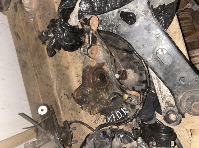 Цапфа передняя правая B45A33021 MAZDA
