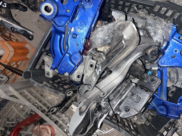 Правая петля капота  B45A52410A MAZDA