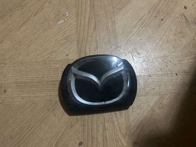 Фирменный значек решетки радиатора B45F51731 MAZDA