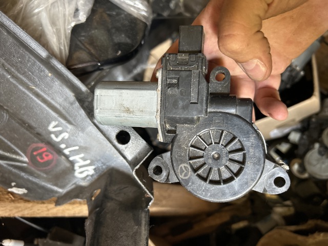 Мотор стеклоподъемника двери задней, левой BHP15958X MAZDA