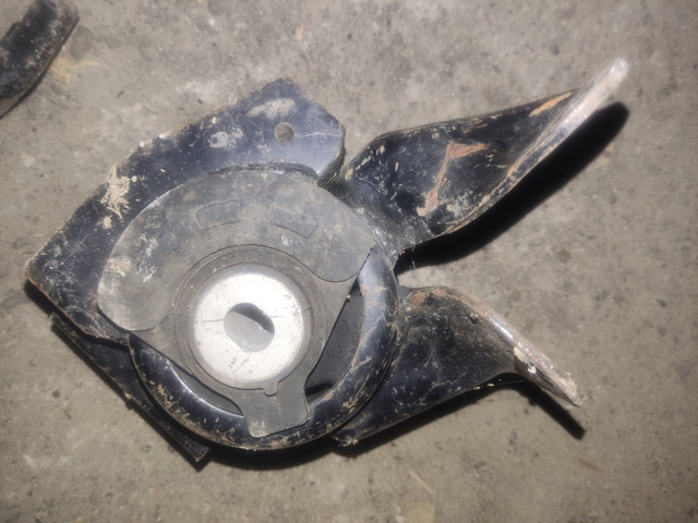 Подушка (опора) двигателя, левая EH4639070B MAZDA