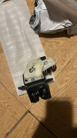 Замок и ручка двери задка G33M62310B MAZDA