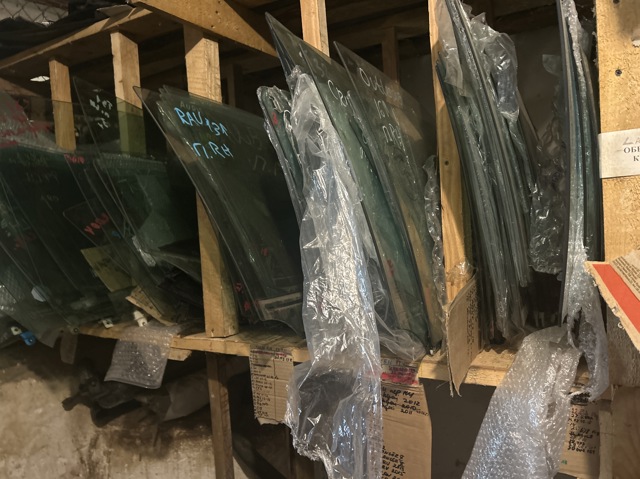 Стекло двери передней правой GHP958510B MAZDA