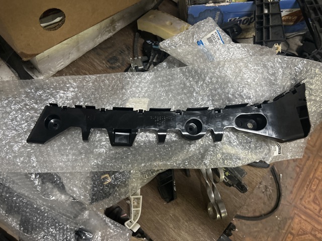 Правое крепление заднего бампера GJR9502H1 MAZDA
