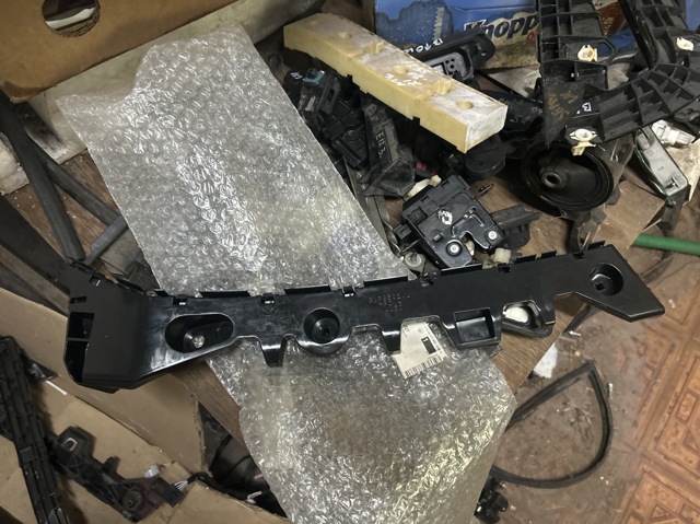 Левый кронштейн крепления бампера заднего GJR9502J1 MAZDA