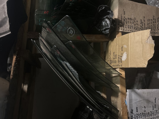 Стекло двери передней левой GS1D59511 MAZDA