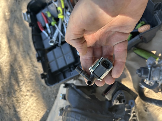 Клапан топливного абсорбера Mitsubishi Outlander 2 40