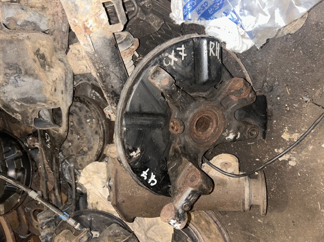 Цапфа поворотного кулака L20633020 MAZDA