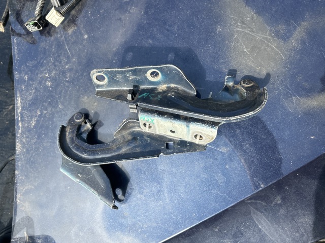 Петля капота, левая MN175241 MITSUBISHI