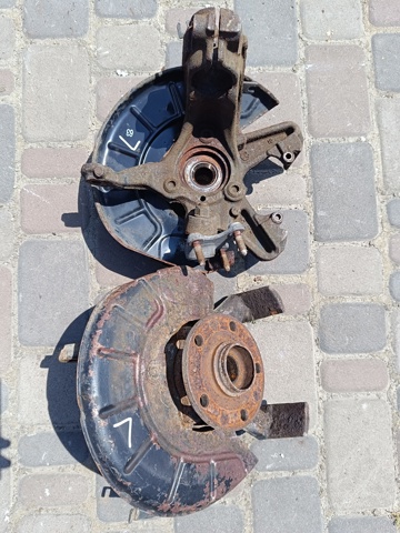 Кулак поворотный передний левый 1K0407255T VAG