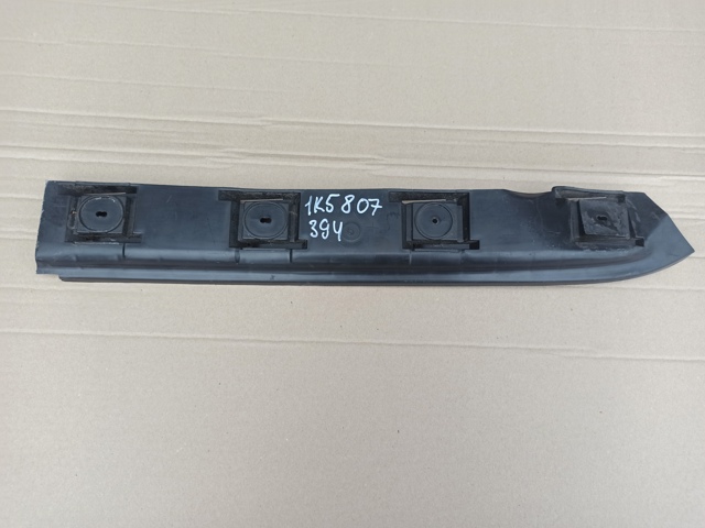 Направляющая заднего бампера, правая 1K5807394 VAG