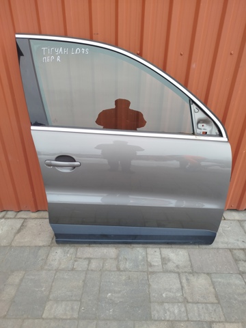 Пассажирская передняя дверь 5N0831056B VAG