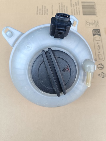 Расширительный бачок охлаждения Фольксваген Пассат B8