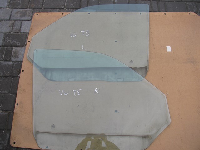 Стекло двери передней левой 7H0845201C VAG