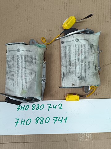 Шторка боковая правая 7H0880742 VAG