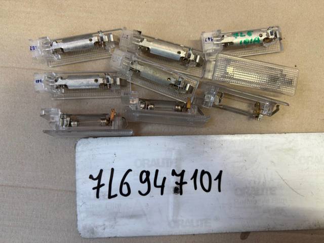 Плафон подсветки багажного отсека 7L6947101 VAG