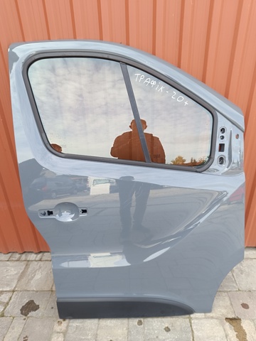 Пассажирская передняя дверь 801005445R RENAULT