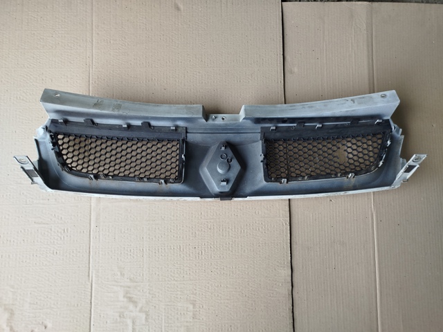 RENAULT 8200204450 Решетка радиатора в наличии Ирпень