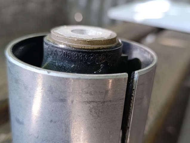 Сайлентблок нижнего переднего рычага A2053332100 MERCEDES