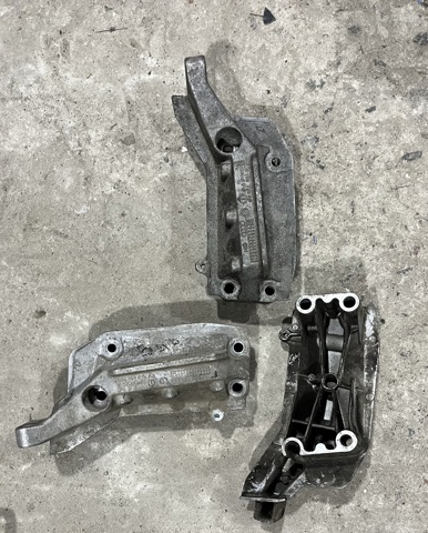 Кронштейн подушки (опоры) двигателя, правой 036199275AB VAG