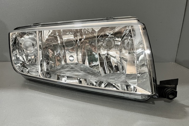 1EB246018101 HELLA Правая фара купить в Чернигов