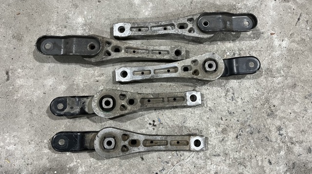 Подушка двигателя Фольксваген Джетта 5