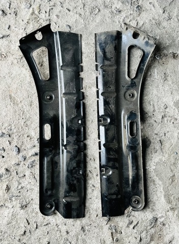 Правый кронштейн заднего бампера 1Z5807148A VAG