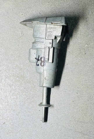 Личинка замка двери передней, левой 3C0837167B VAG