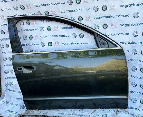 Пассажирская передняя дверь 3T0831056 VAG
