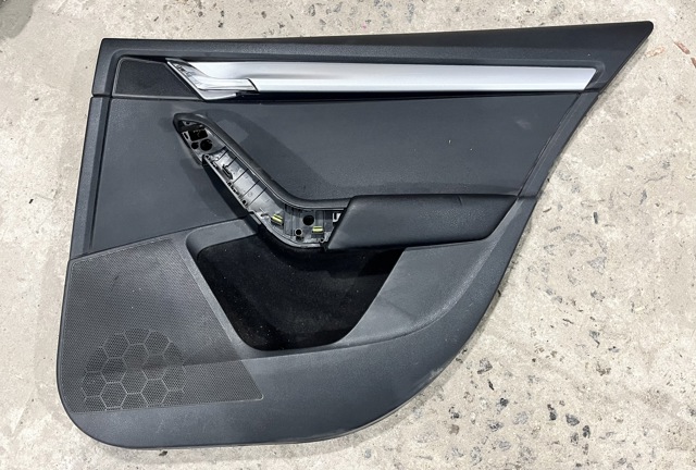 Карточка обшивки задней правой двери 5E9867212 VAG