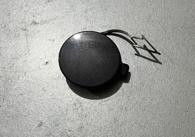 Заглушка буксировочного крюка в передний бампер Volkswagen Golf VI