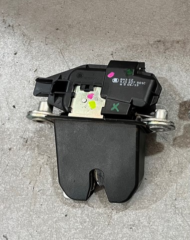 Замок двери багажника 5J0827501B VAG
