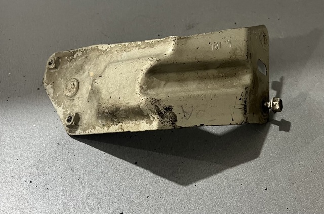 Кронштейн крепления крыла переднего правого, передний 5P0821136 VAG
