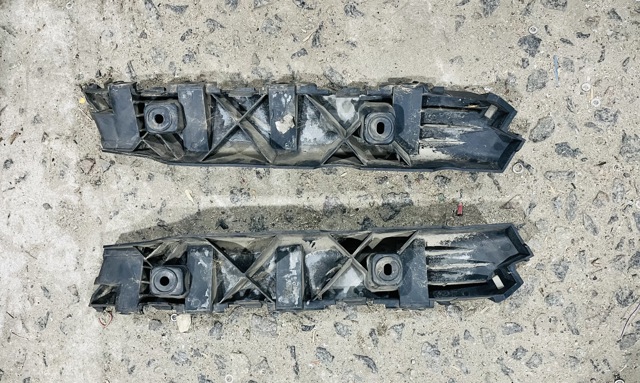 Направляющая заднего бампера, правая 5P8807394 VAG