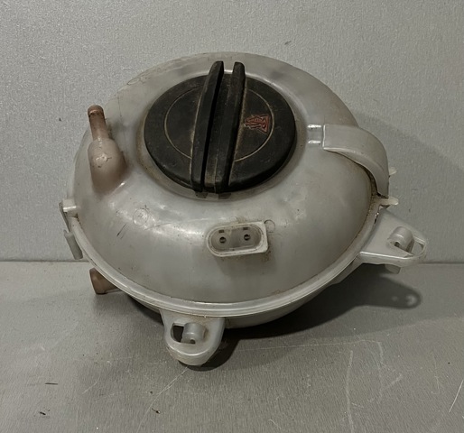 Бачок системы охлаждения двигателя расширительный Volkswagen Passat B8