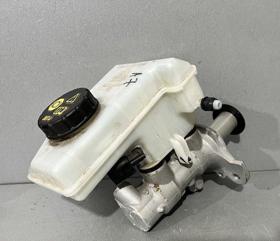 Бачок главного тормозного цилиндра (тормозной жидкости) Фольксваген Пассат B8