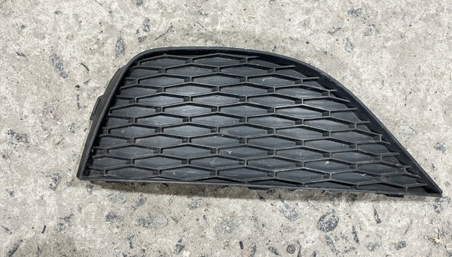 Заглушка, решетка противотуманных фар бампера переднего, правая 6J0853666 VAG