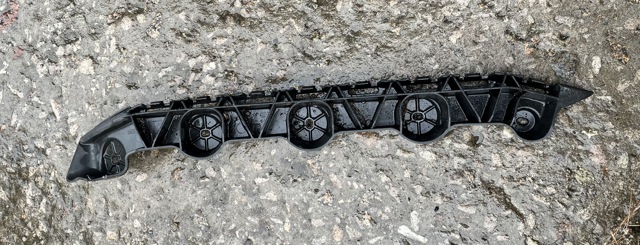 Кронштейн бампера заднего, правый 6V9807394 VAG