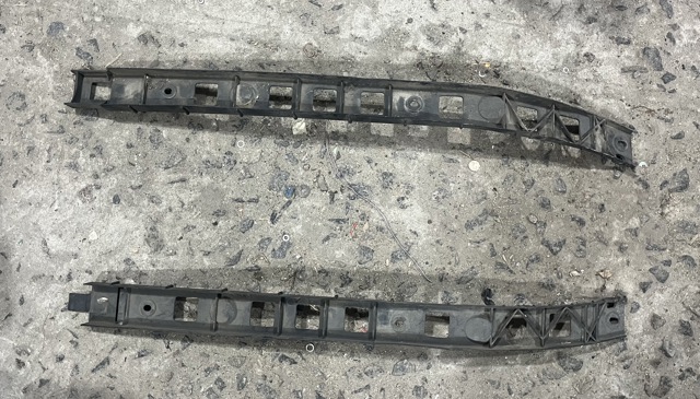 Направляющая заднего бампера, левая 6Y6807861A VAG