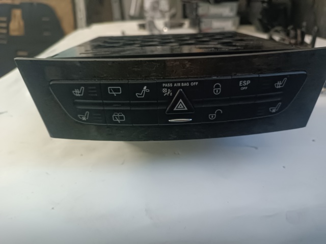 Кнопка аварийного сигнала Mercedes E