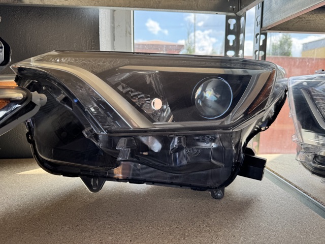 811100R080 Правая фара купить Николаев